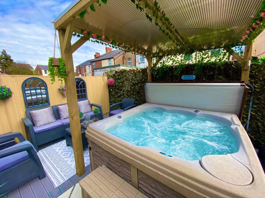New…The Hottub House Blackpool Pleasure Beach Экстерьер фото